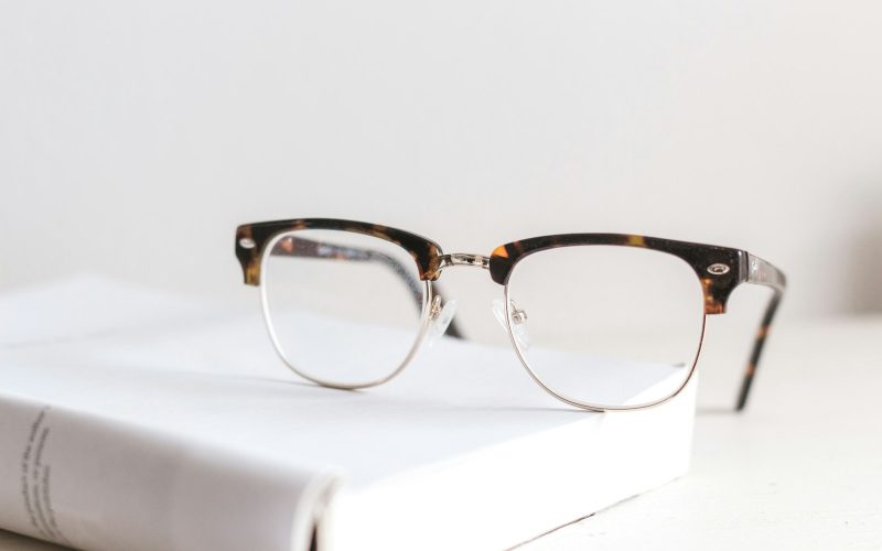 Nadwzroczność Białystok — okulary korekcyjne oparte o książkę